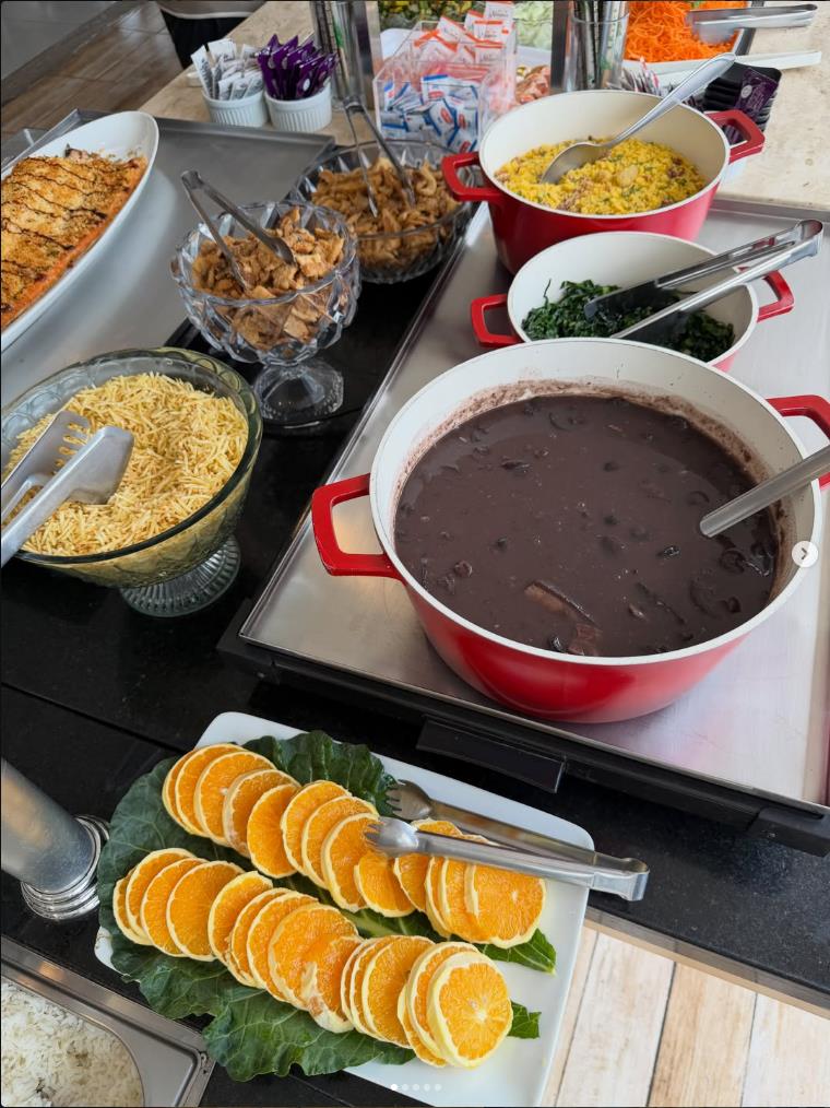 Mesa do rodízio com feijão e acompanhamentos