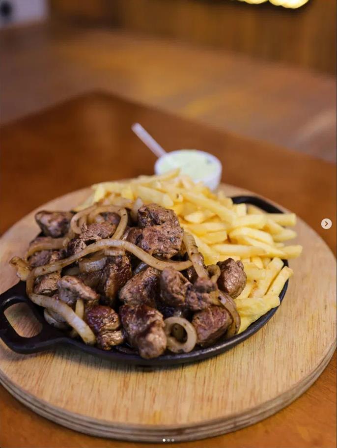 Carne com cebola e batata, opção à la carte